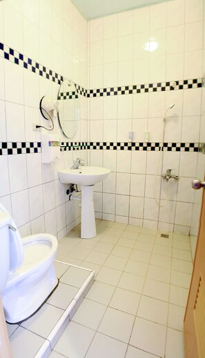 Douche, articles de toilette gratuits, sèche-cheveux, chaussons
