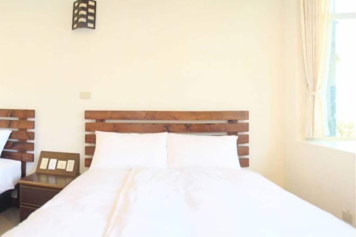 Desk, blackout drapes, soundproofing, WiFi (free)