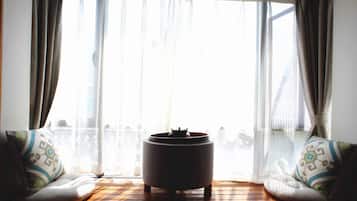 Queen Room with Tatami Bed | Down comforters, pillowtop beds, desk, blackout drapes