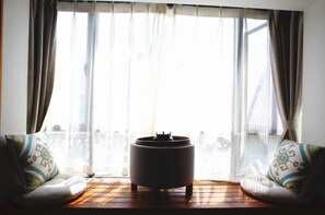 榻榻米大床房 | 羽絨被、舒適加層、書桌、遮光布/窗簾