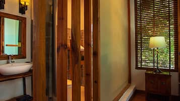 Habitación de diseño | Edredones de plumas, colchones con acolchado adicional, escritorio