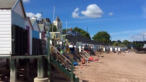 Ein Strand mit Holzstrandkörben und sandigem Ufer.