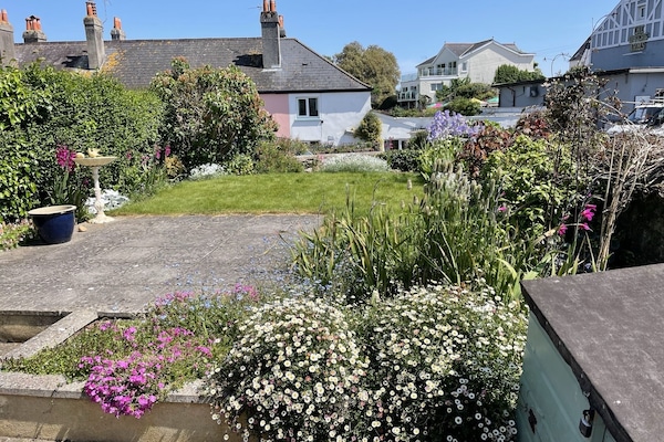 Garden chairs and tables are in the box!