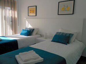 3 bedrooms, in-room safe, iron/ironing board, travel crib - CASA LIMAO (2015) heated pool, near the sea, dunes, forest. (Caldas da Rainha)