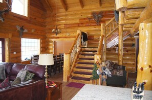 Smart TV, fireplace, DVD player, video library - Bean's Lodge, sleep 9, fully equip near WYellowstone, easy access to all spots (Island Park)