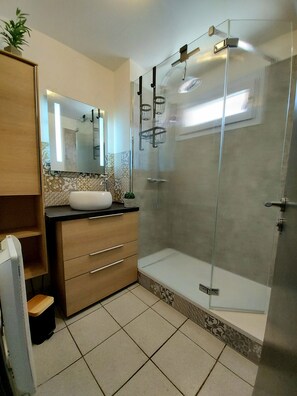 Shower, hair dryer, toilet paper - Grand T3 60 m², pool, 2 parking, 4 bikes, Beach, Shops, Marina Port (Saint-Cyprien)