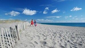 A sandy beach with a wooden fence and a clear blue sky. - Grand T3 60 m², pool, 2 parking, 4 bikes, Beach, Shops, Marina Port (Saint-Cyprien)