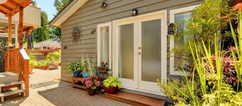 Private Garden Retreat with king bed, full kitchen, private patio