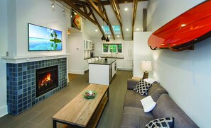Smart TV, fireplace, stereo - Bright, Spacious & Charming Beach House Steps from Ocean (Santa Monica)