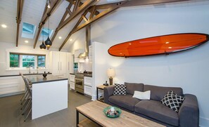 Smart TV, fireplace, stereo - Bright, Spacious & Charming Beach House Steps from Ocean (Santa Monica)