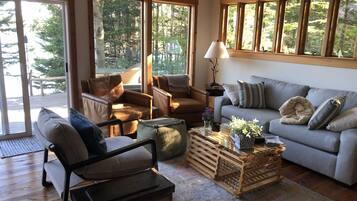 Een smart-tv, een open haard, boeken en een stereo