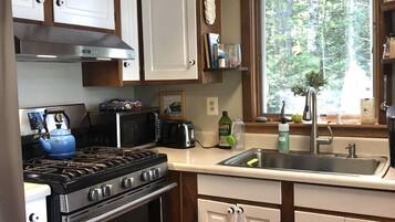 Een koelkast, een magnetron, een oven, een kookplaat