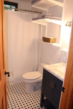 Bañera con ducha, secador de pelo, toallas, jabón