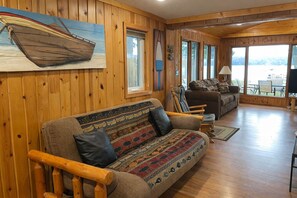 Smart TV, chimenea y libros 