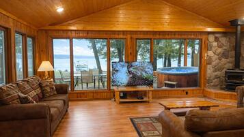 Téléviseur connecté, foyer, livres