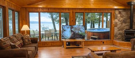 Älytelevisio, takka, kirjoja