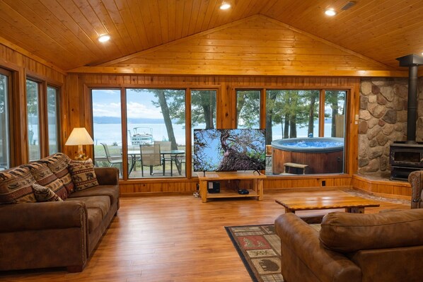 Smart TV, chimenea y libros 