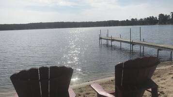 Sulla spiaggia, lettini da mare