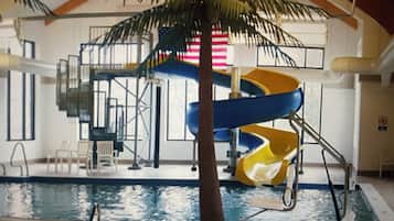 Una piscina cubierta, una piscina climatizada