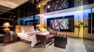 Edredón, caja de seguridad en la habitación y decoración personalizada