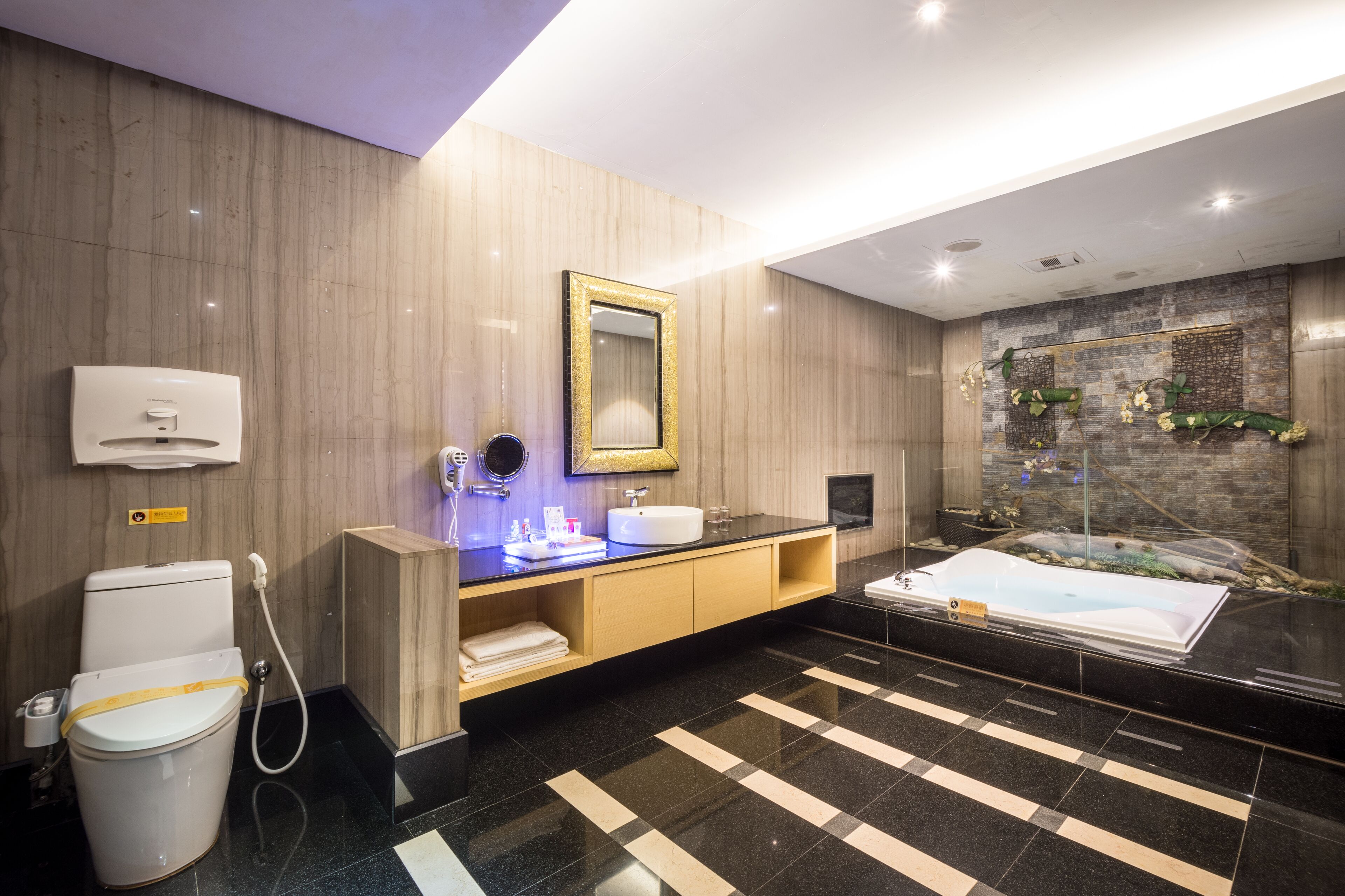 separate bathtub and shower, jetted bath, free toiletries, hair dryer