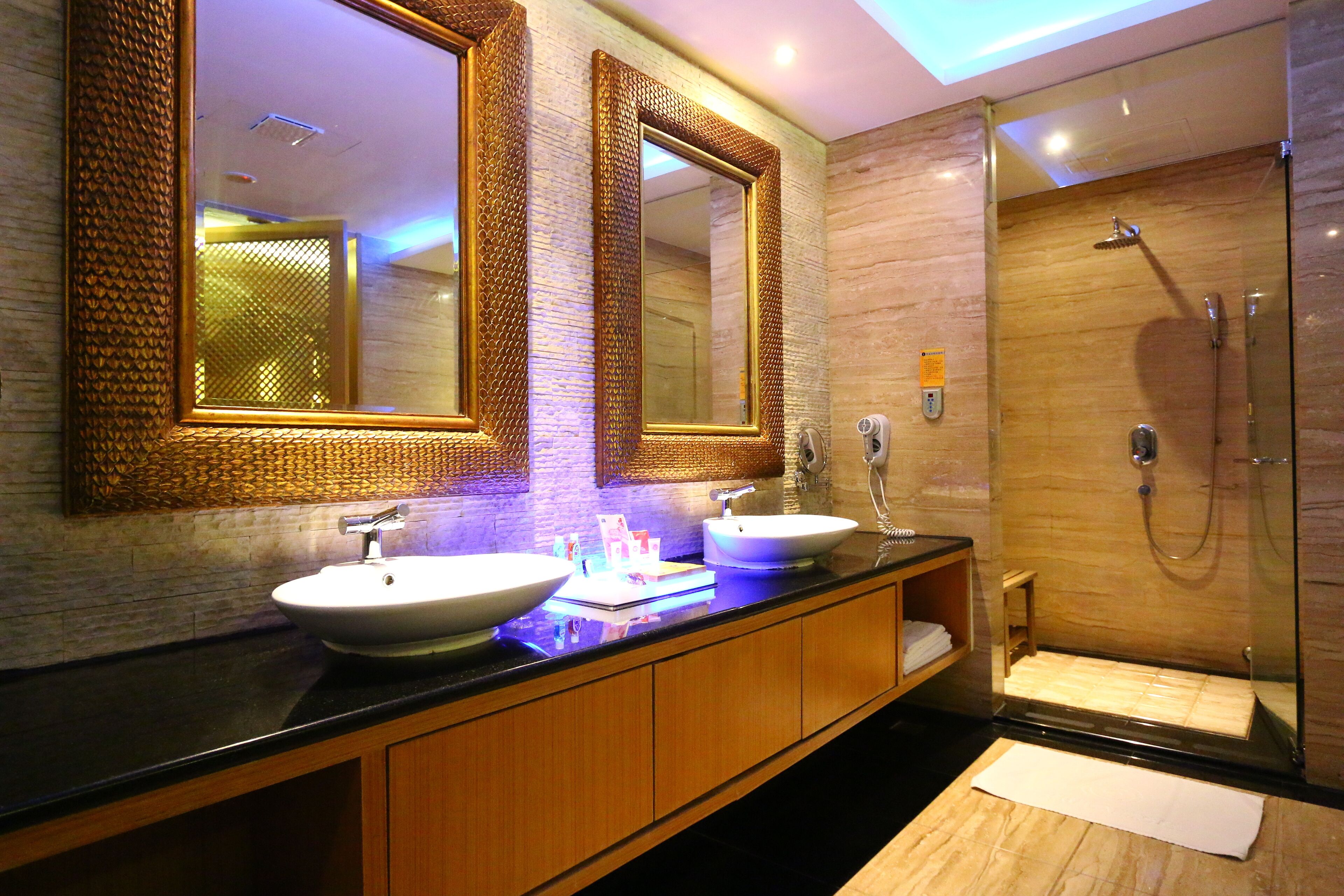 separate bathtub and shower, jetted bath, free toiletries, hair dryer