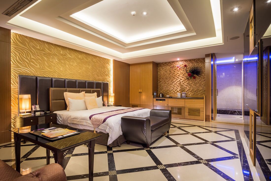 exclusive double room, 1 king bed, non smoking, jetted tub (long stay) | down duvets, in-room safe, individually decorated