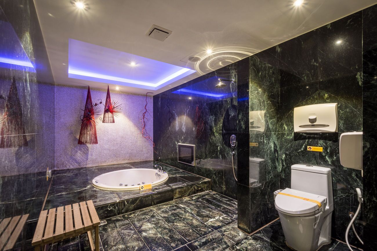 separate bathtub and shower, jetted bath, free toiletries, hair dryer