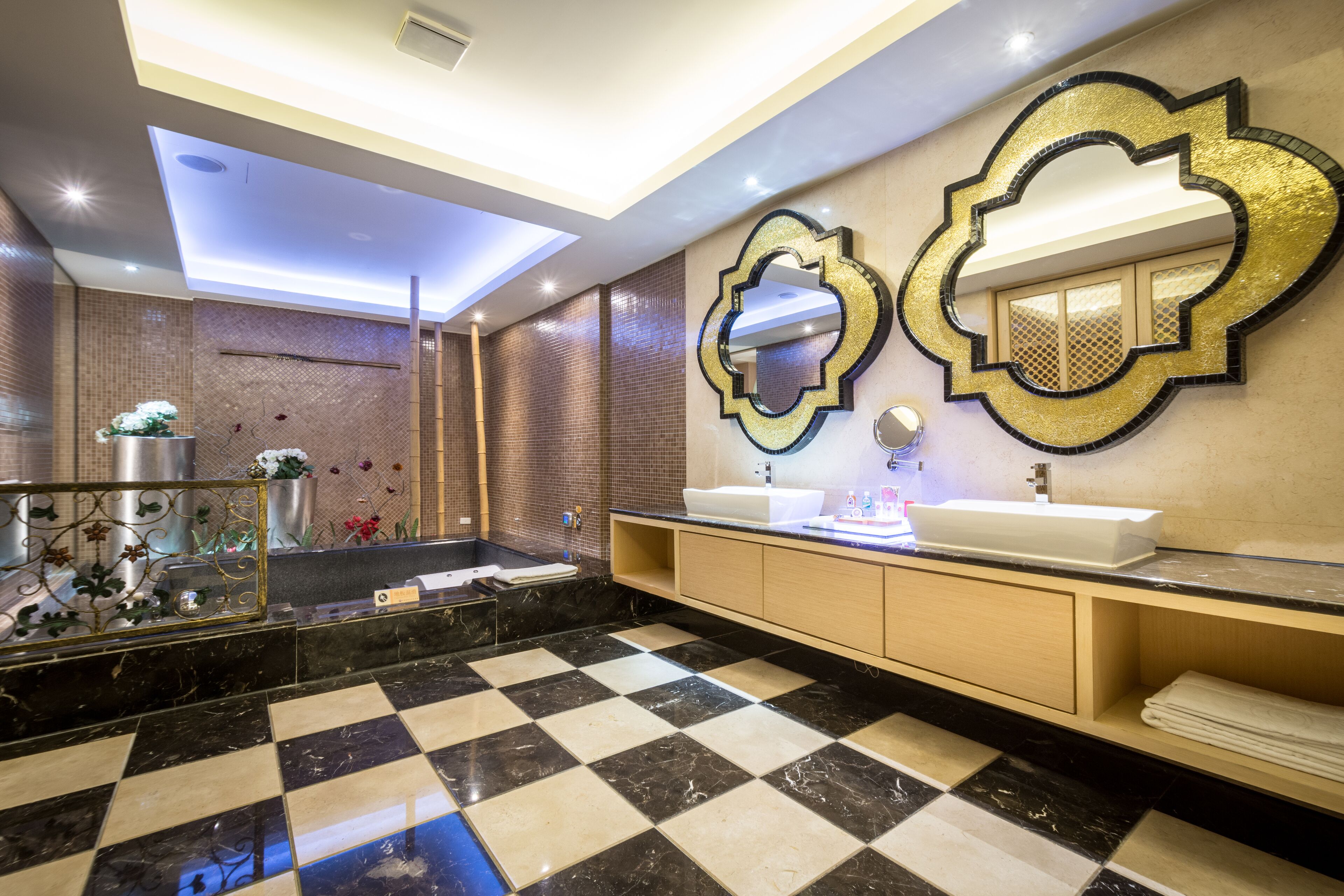 separate bathtub and shower, jetted bath, free toiletries, hair dryer