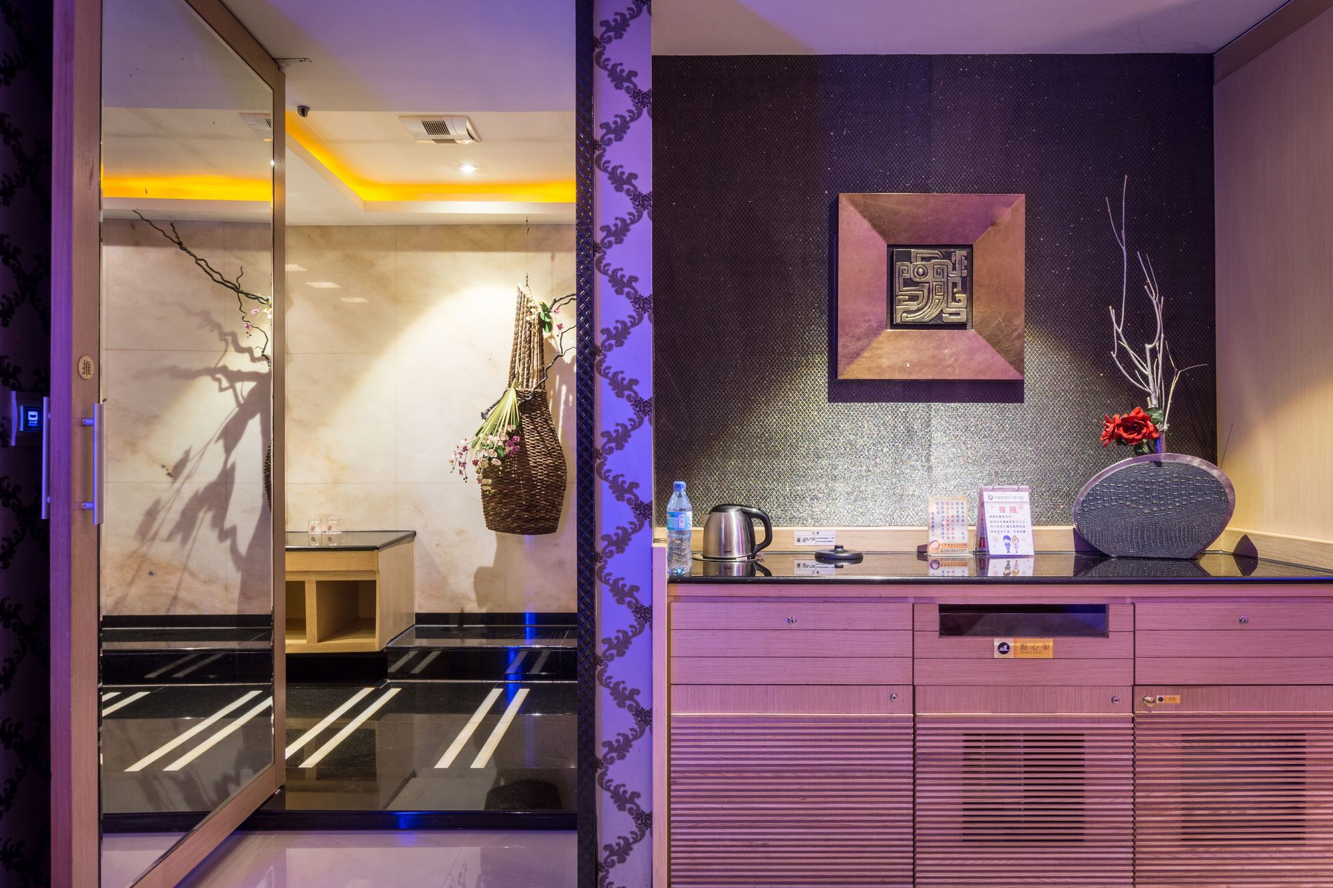 separate bathtub and shower, jetted bath, free toiletries, hair dryer