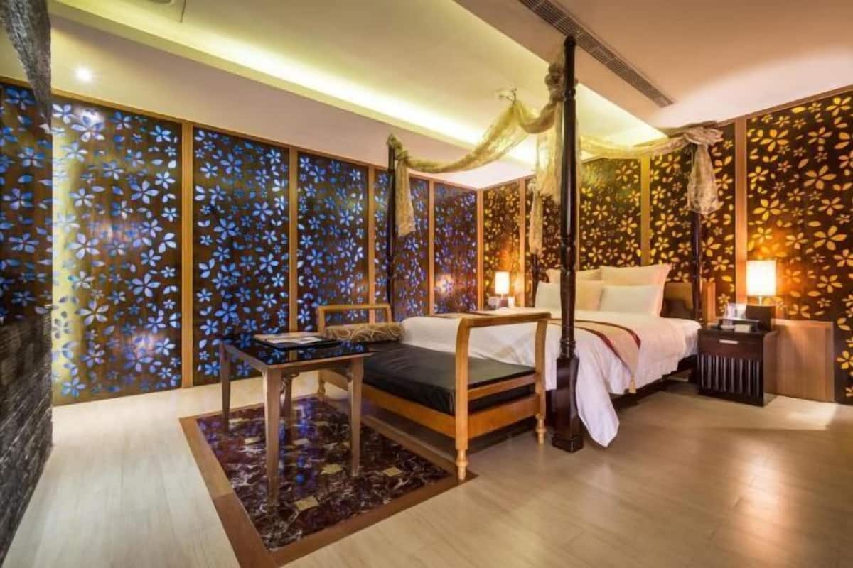 Cubrecamas y caja de seguridad en la habitación