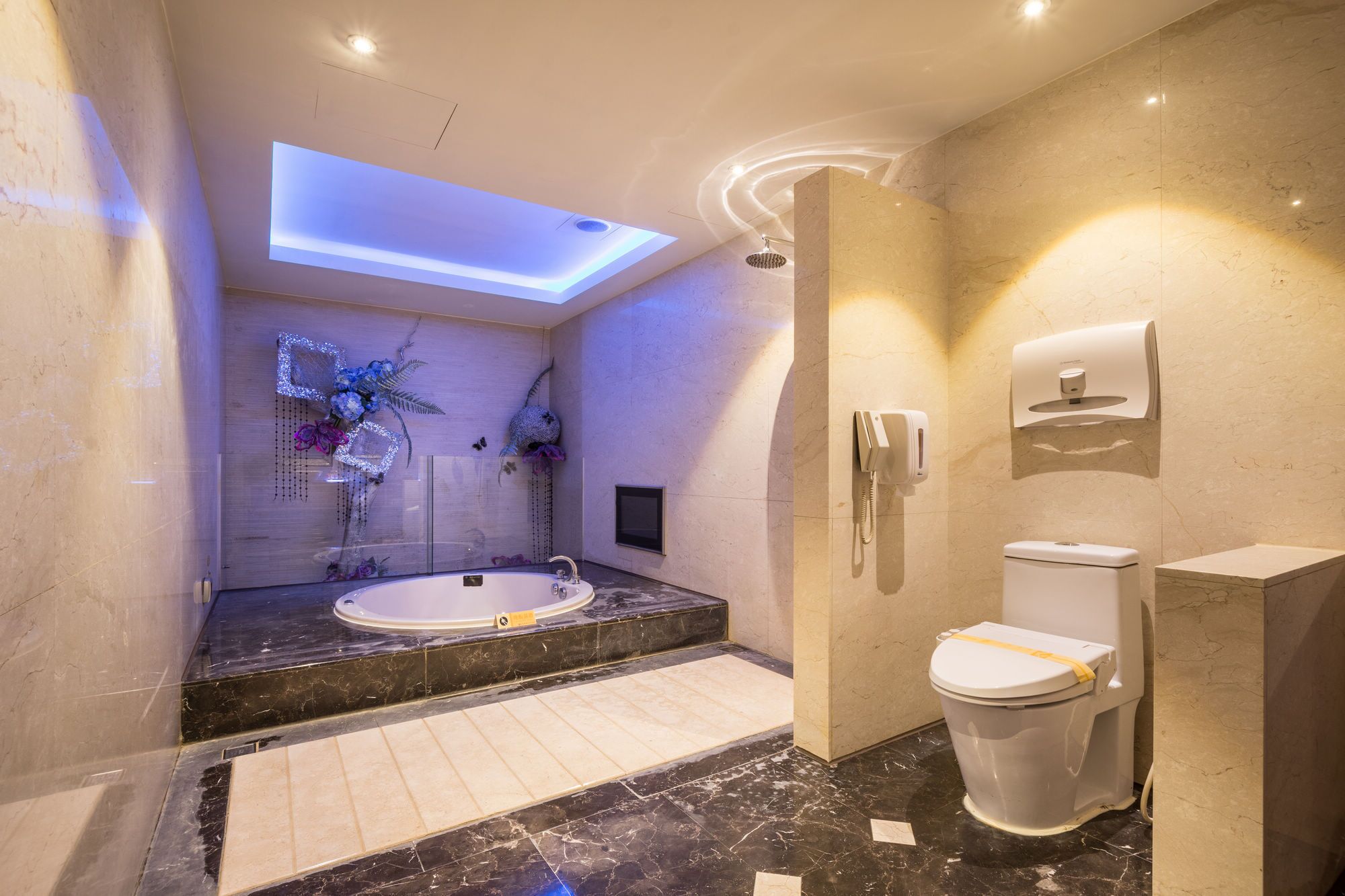 Ein modernes Badezimmer mit Badewanne, Toilette und Dusche.