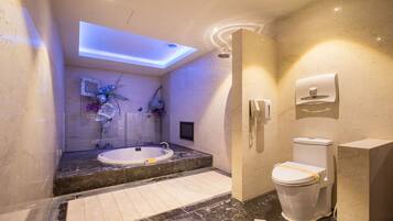 Ein modernes Badezimmer mit Badewanne, Toilette und Dusche.