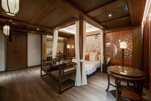 Cubrecamas y caja de seguridad en la habitación