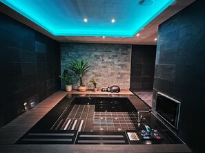 Separate tub and shower, jetted tub, free toiletries, hair dryer