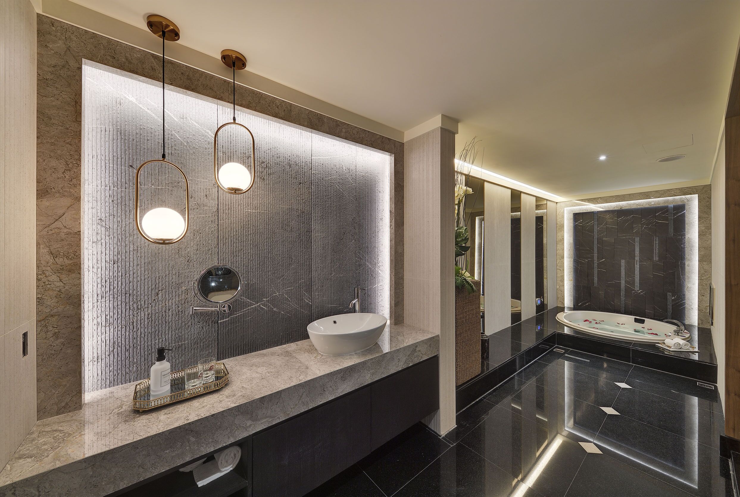 separate bathtub and shower, jetted bath, free toiletries, hair dryer