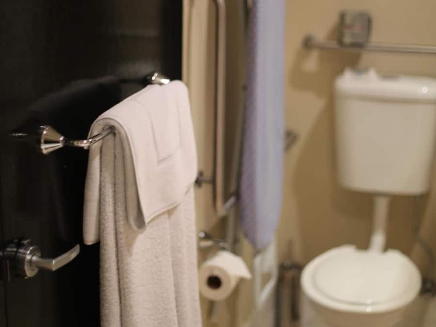 Un baño con inodoro, toallero y zona de ducha.