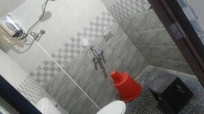 Shower, free toiletries, towels - Hotel Paradise inn (Tirupur)
