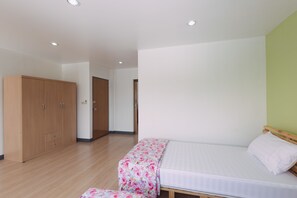 Family room  for 6 person with Shared Bathroom  | Free WiFi, bed sheets - BaanSu Hostel (Bangkok)