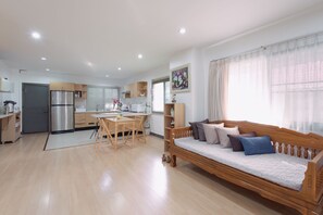 Living room - BaanSu Hostel (Bangkok)