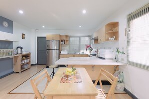 Shared fridge, microwave - BaanSu Hostel (Bangkok)