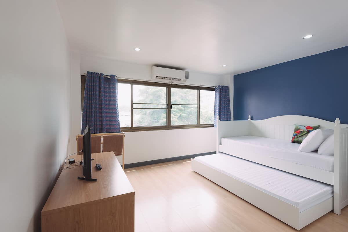 Twin Bedroom with Private Bathroom | WiFi (無料)、ベッドシーツ