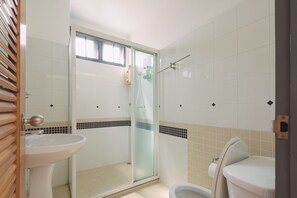 Family room for 5 persons with Private Bathroom | Bathroom | Free toiletries, hair dryer, bidet, towels - BaanSu Hostel (Bangkok)
