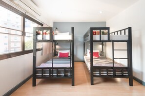 Family room for 6 persons with Private Bathroom - BaanSu Hostel (Bangkok)