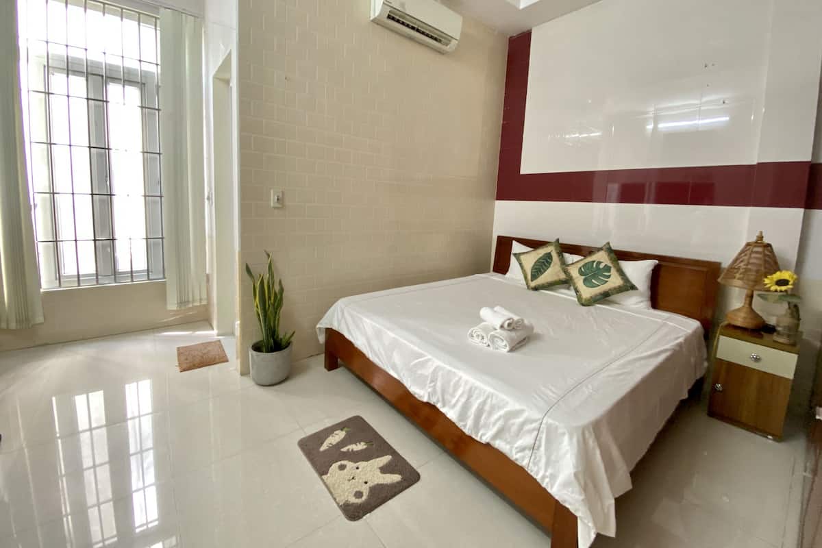 Classic Room with Window | Minibar, desk, WiFi (free), bed sheets