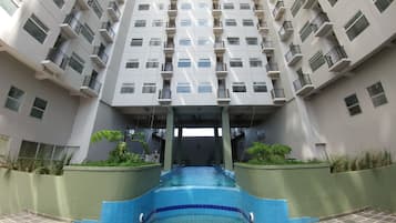 Hồ bơi ngoài trời