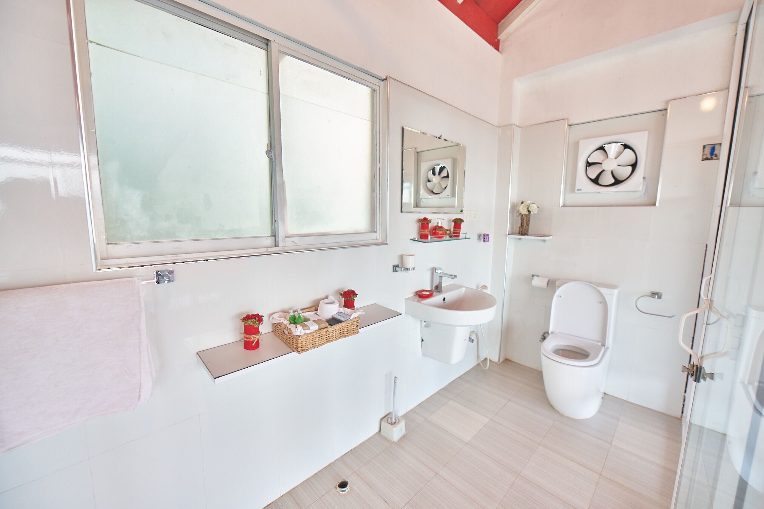 honeymoon suite, 1 king bed, mountain view, mountainside | bathroom | shower, rainfall showerhead, free toiletries, hair dryer