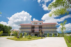 Vista frontal de la propiedad