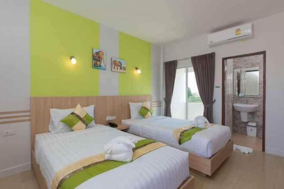 Desk, soundproofing, free WiFi