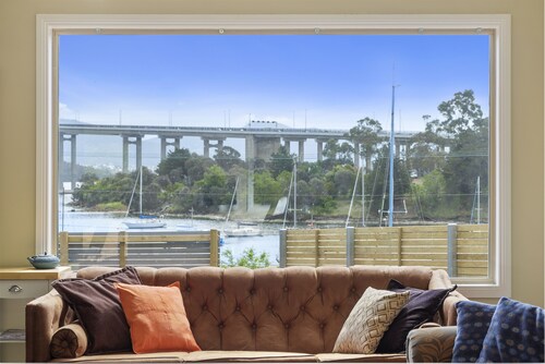 Manfield City Waterfront View Cottage